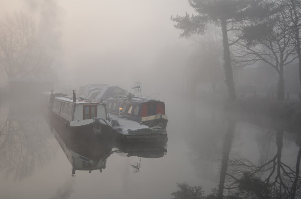 雾中小船