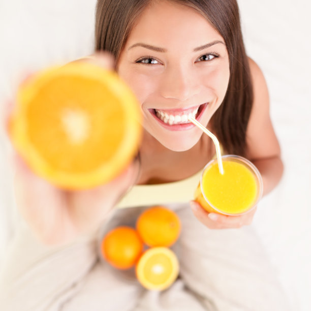 开心的女人拿着一橙汁