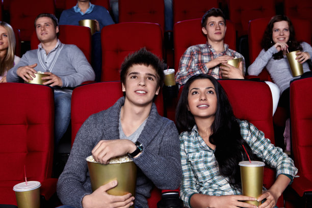 年轻人在电影院看电影