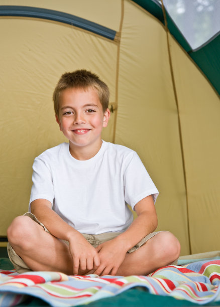 男孩在在营地搭帐篷