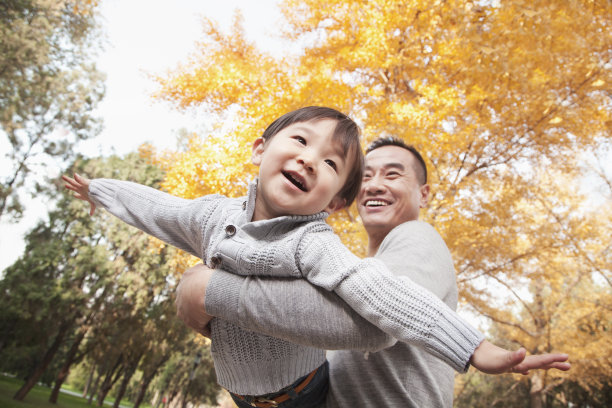 幸福家庭在户外