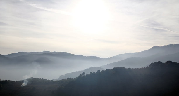 禅境山峰烟雾