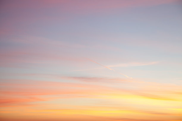 夕阳在云层中