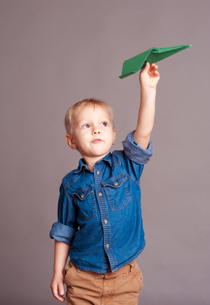 男孩玩纸飞机