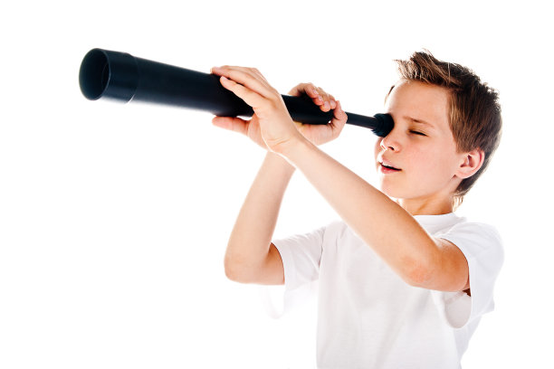 小男孩拿着望远镜