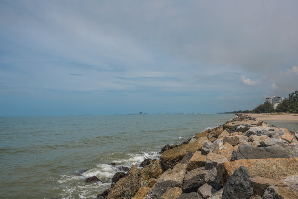 海浪撞击岩石