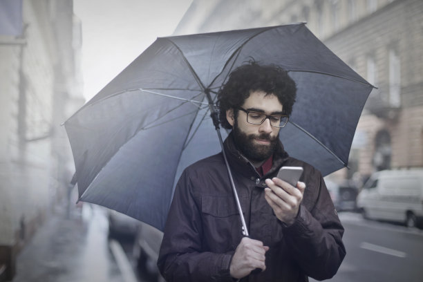 商务办公科技人物雨中打伞