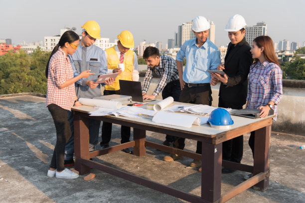 站在办公室里的室内设计师团队