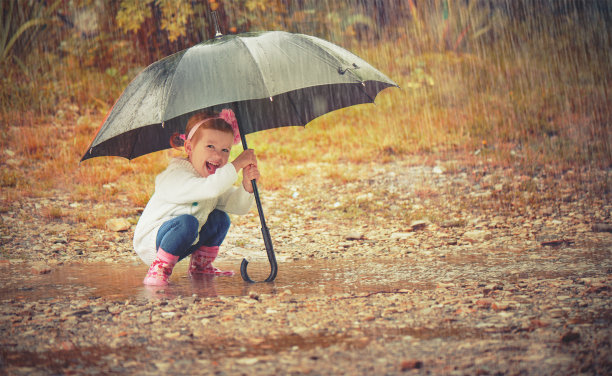 微笑着撑伞的孩子
