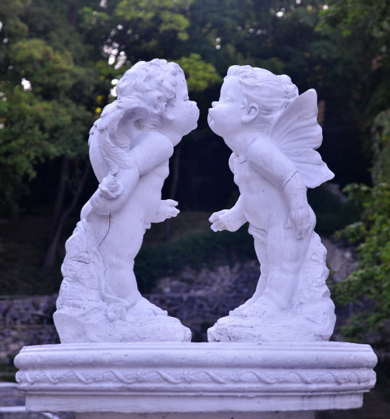 接吻白色雕塑