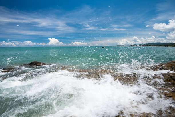 海浪撞击岩石