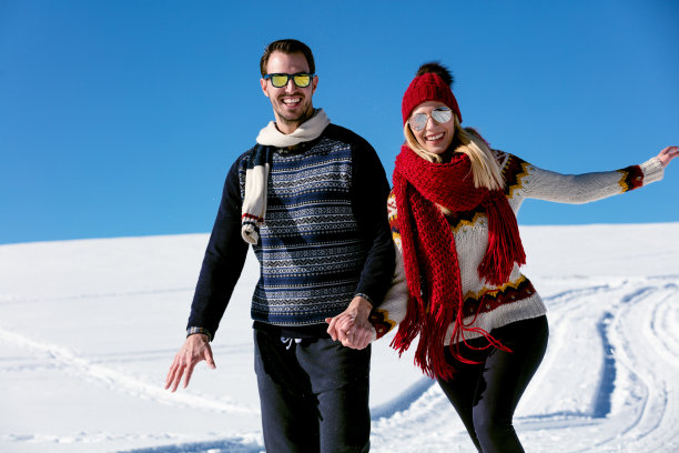 雪地冬季玩耍儿童男孩情侣