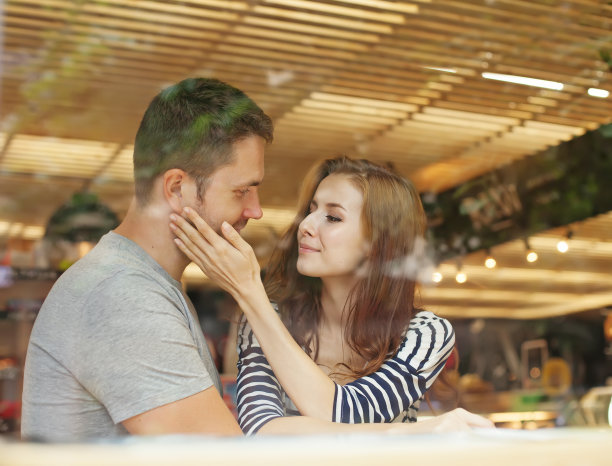 相关"美女亲吻帅哥面颊"288张图片