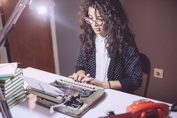 年轻女子用打字机