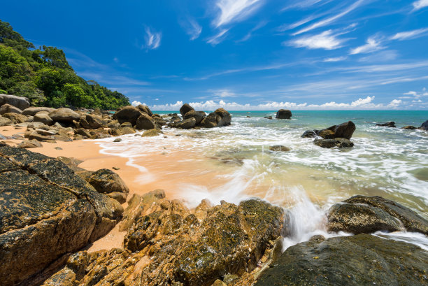 海浪撞击岩石