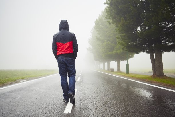 雨中行走的人