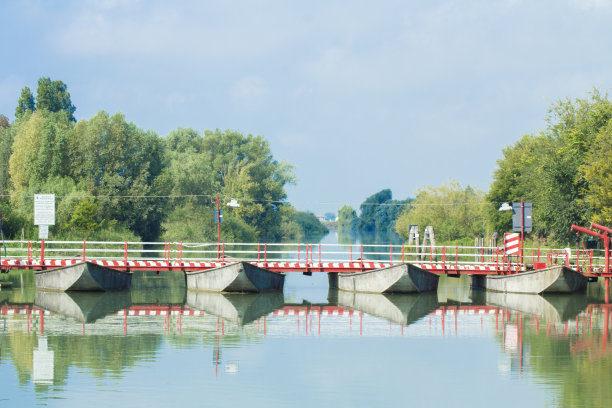 湖边浮桥
