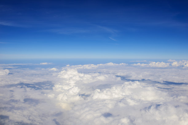 飞机上云层
