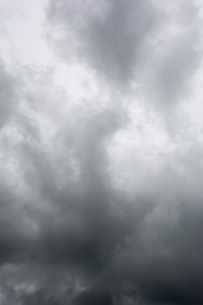 狂风暴雨前的乌云