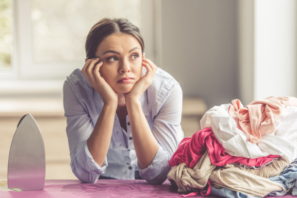 整理衣服的家庭主妇