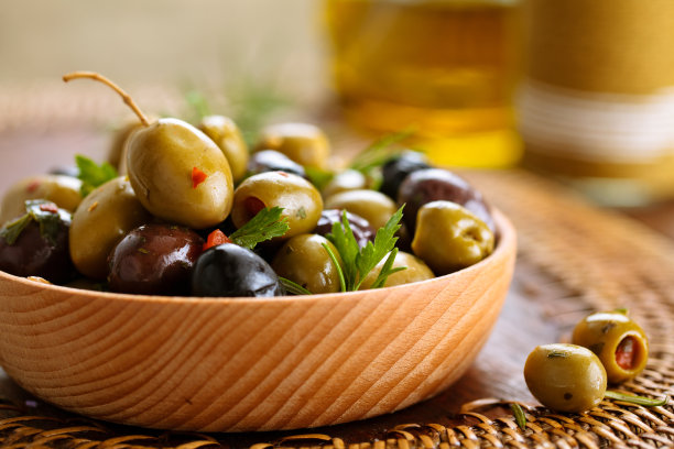 木桌上的腌橄榄和橄榄油