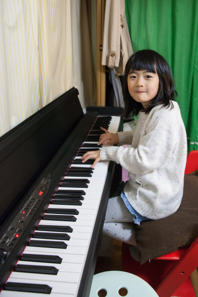 弹钢琴的学生