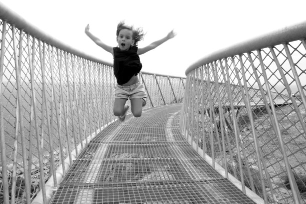 桥上跳跃的女孩