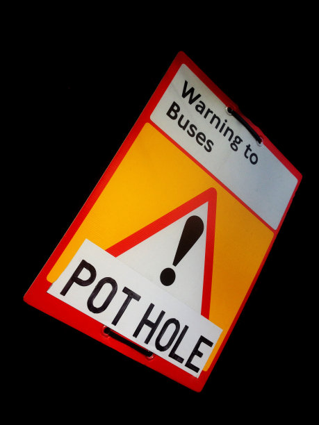 警示标志 坑洞危险