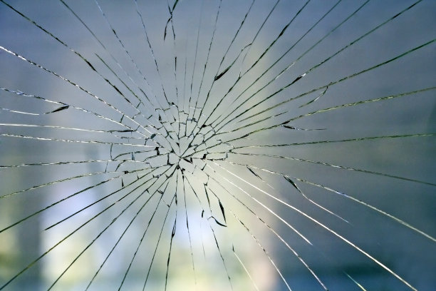 破碎的玻璃窗