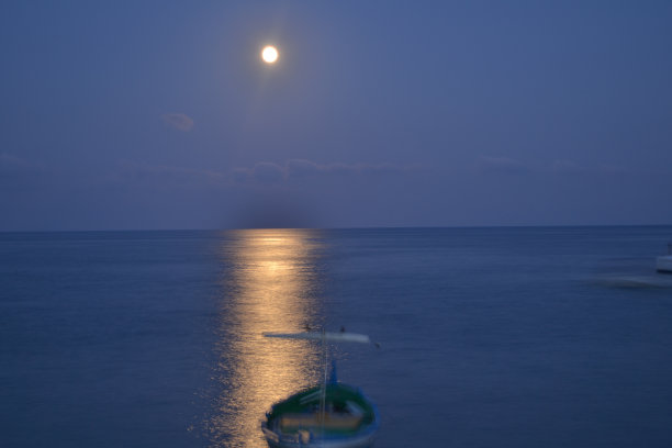 海湾漂亮的晚霞