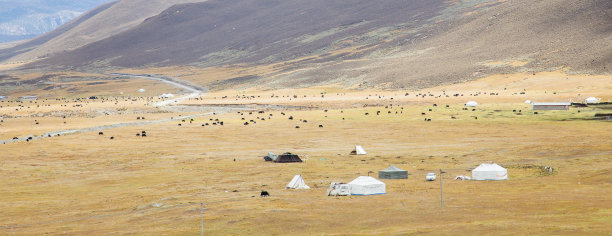 天空草原蒙古包