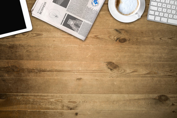 木制桌上平板和咖啡
