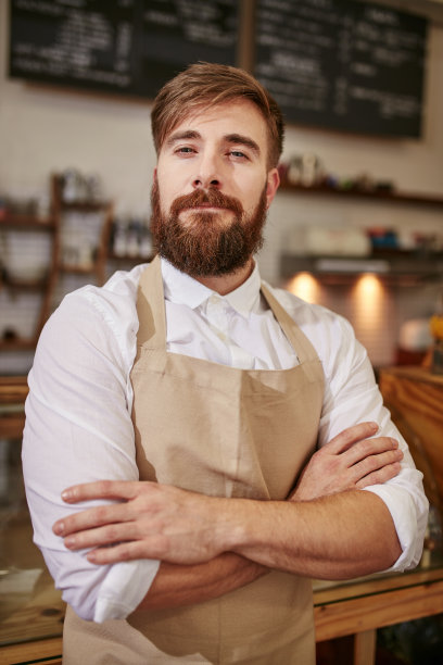 微笑的男咖啡师的肖像