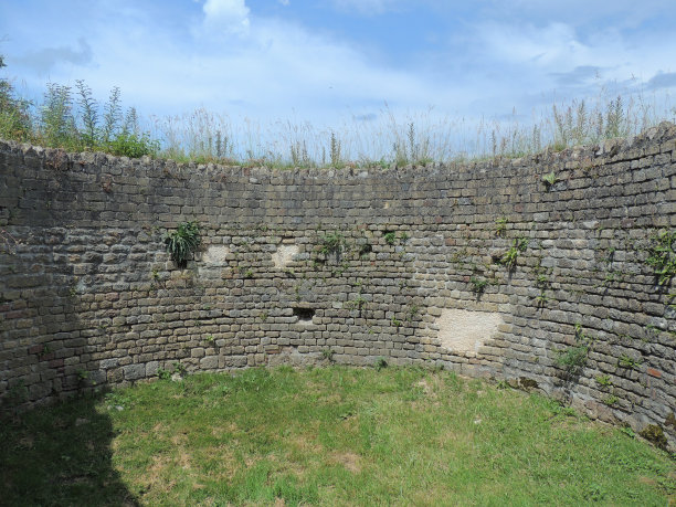 圆形砖瓦围墙