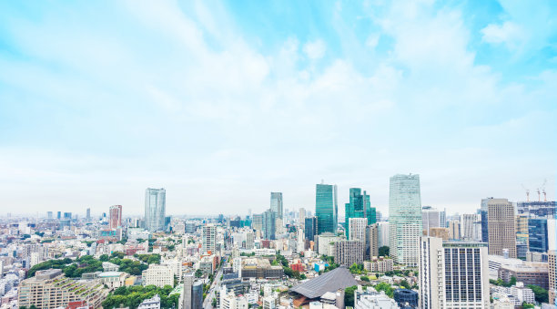 蓝色天空下的高楼建筑