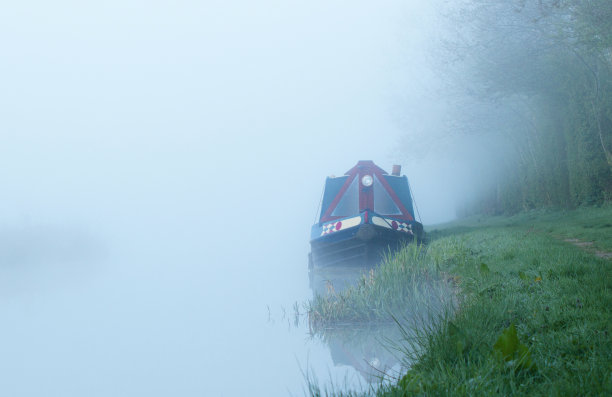 雾中的小船