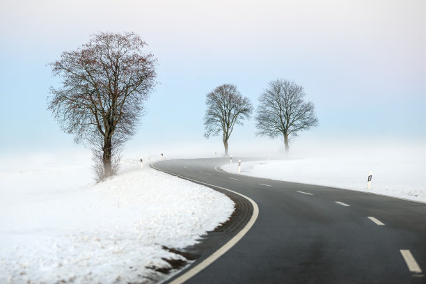 积雪的公路