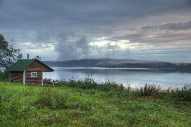 湖边小房子