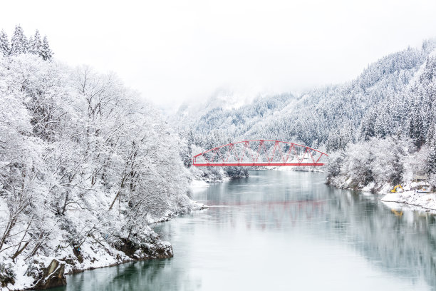 雪中桥梁