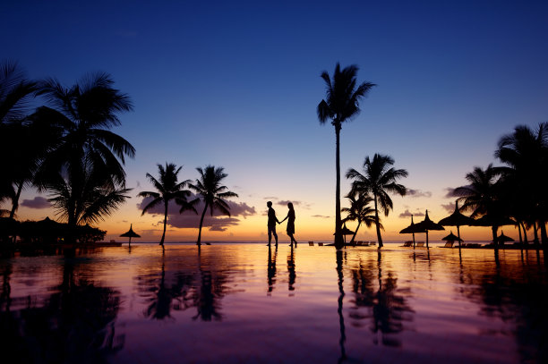 夕阳沙滩椰树
