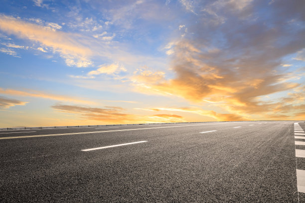 夕阳下的公路