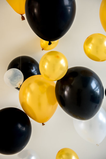 金色黑色和白色节日气球