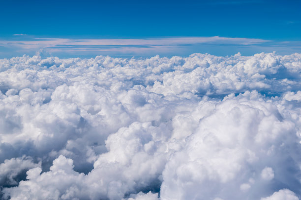飞机上的云朵