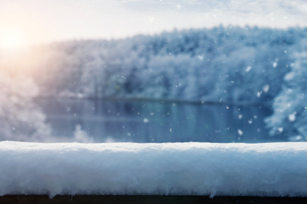 湖面雪景