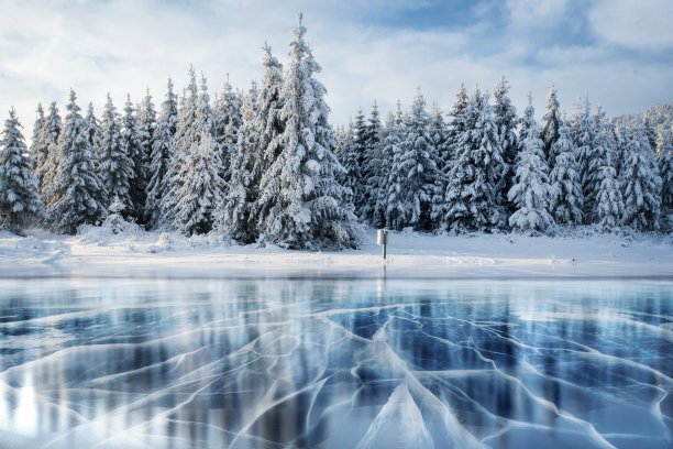 冰雪湖面