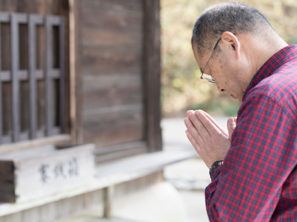 老祠堂下的老者