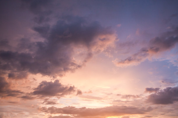 夕阳在云层中