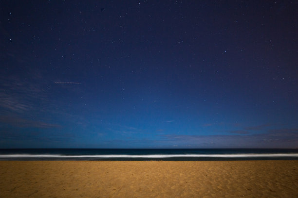 夜空下的海滩