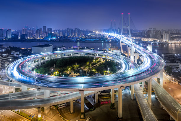 暮色中的上海南浦大桥