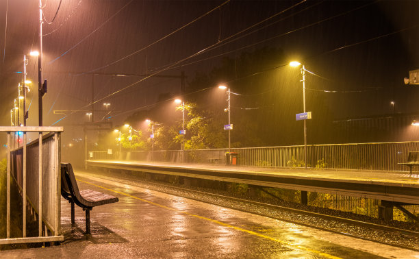 灯下的雨